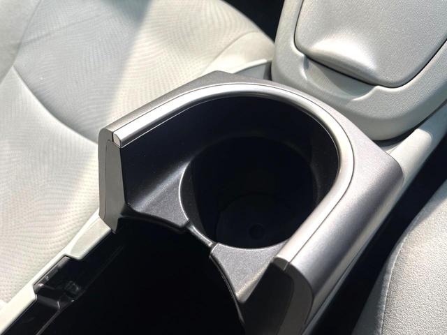プリウス Ｓツーリングセレクション　禁煙車　アルパイン８型ナビ　バックカメラ　フルセグ　ＥＴＣ　Ｂｌｕｅｔｏｏｔｈ再生　ＨＩＤヘッドライト　純正１７インチアルミホイール　スマートキー　フォグランプ　プライバシーガラス　盗難防止装置（61枚目）
