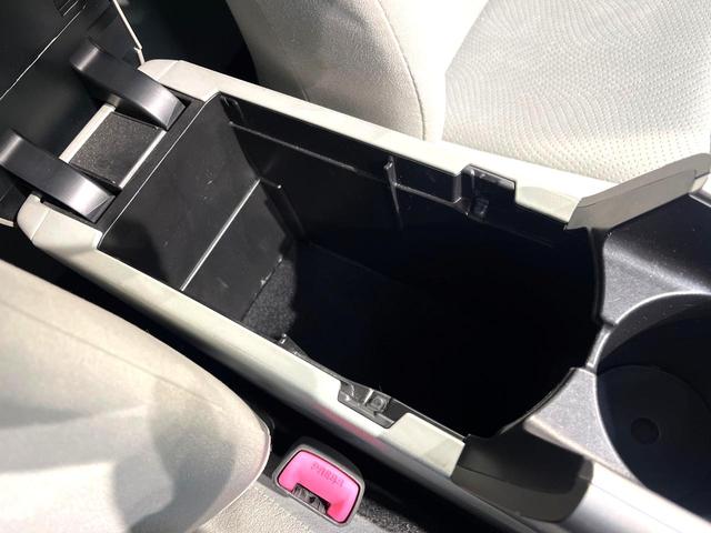 プリウス Ｓツーリングセレクション　禁煙車　アルパイン８型ナビ　バックカメラ　フルセグ　ＥＴＣ　Ｂｌｕｅｔｏｏｔｈ再生　ＨＩＤヘッドライト　純正１７インチアルミホイール　スマートキー　フォグランプ　プライバシーガラス　盗難防止装置（62枚目）