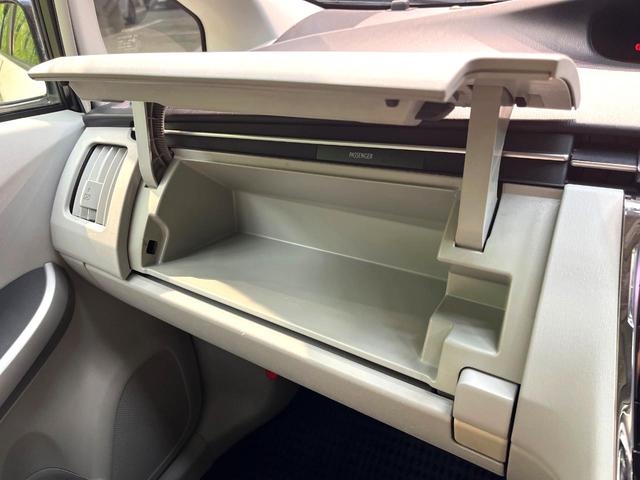 プリウス Ｓツーリングセレクション　禁煙車　アルパイン８型ナビ　バックカメラ　フルセグ　ＥＴＣ　Ｂｌｕｅｔｏｏｔｈ再生　ＨＩＤヘッドライト　純正１７インチアルミホイール　スマートキー　フォグランプ　プライバシーガラス　盗難防止装置（63枚目）