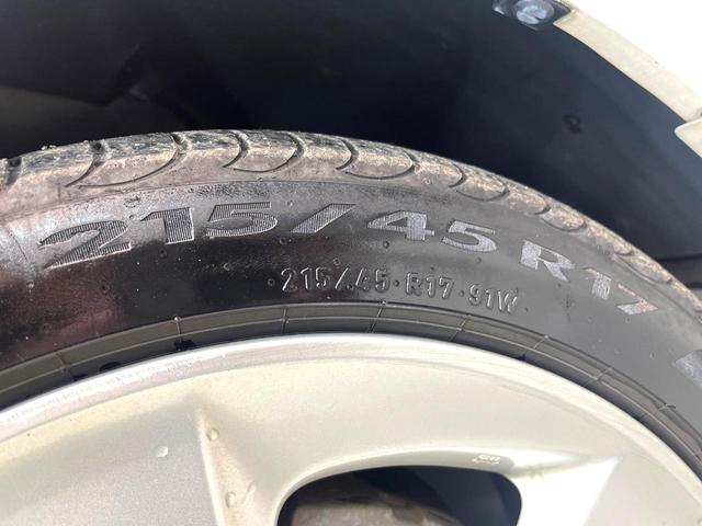 プリウス Ｓツーリングセレクション　禁煙車　アルパイン８型ナビ　バックカメラ　フルセグ　ＥＴＣ　Ｂｌｕｅｔｏｏｔｈ再生　ＨＩＤヘッドライト　純正１７インチアルミホイール　スマートキー　フォグランプ　プライバシーガラス　盗難防止装置（69枚目）