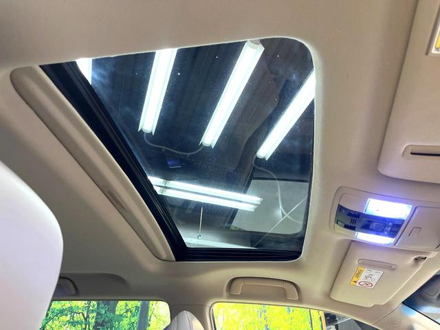 【サンルーフ】開放感たっぷりの希少装備、サンルーフが装着されています！車内に明かりを取り入れたり景色を楽しむ以外にも、車内の空気も簡単に換気できて快適です！