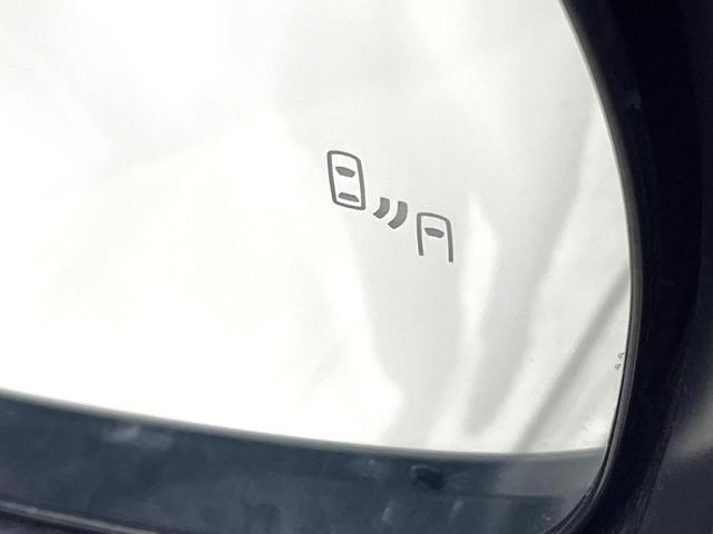 【ブラインドスポットモニター】走行中、ドアミラーの死角になりやすい箇所に後続車が接近するとサイドミラーのレンズに警告を表示！ドライバーに注意喚起をしてくれます。