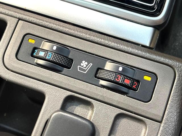 【シートベンチレーション】夏場は涼しい風でお尻や背中の熱やムレを防ぎ、冬はエアコンよりも早く温まってポカポカに！季節を問わず快適に過ごせます。