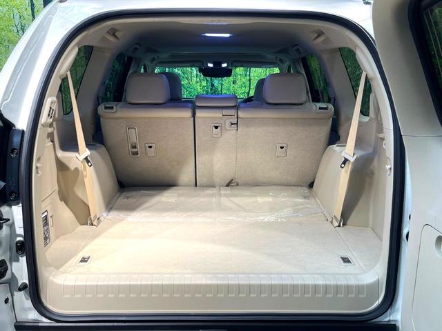 後席を格納すると、これだけの広さが！シーンに合わせたシートアレンジで、大きな荷物も積むことが出来ます♪