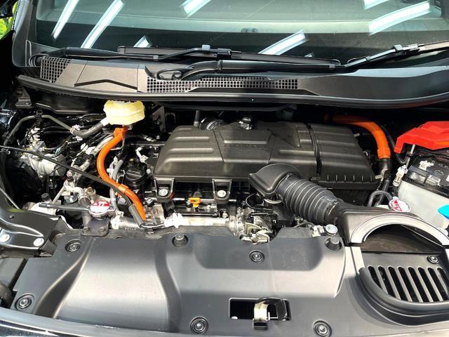 ステップワゴン ｅ：ＨＥＶスパーダ　登録済未使用車　両側電動ドア　衝突被害軽減システム　レーダークルーズ　電動リアゲート　コーナーセンサー　シートヒーター　スマートキー　ＬＥＤヘッド　純正１６インチアルミ　ハーフレザーシート（18枚目）