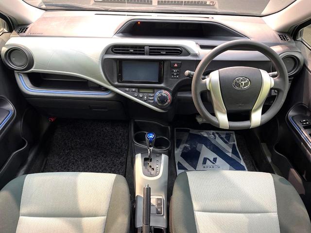 アクア S 禁煙車 純正ナビ フルセグ Bluetooth再生 スマートキー 純正15インチアルミホイール オートライト オートエアコン 盗難防止装置 プライバシーガラス トラクションコントロール 電動格納ミラー(2枚目)