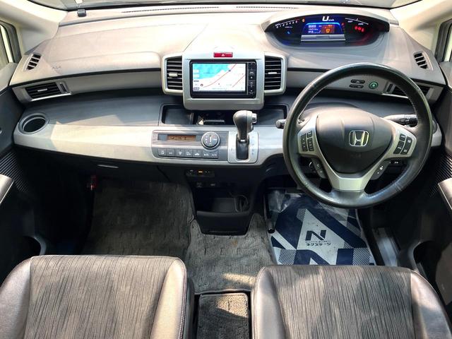 フリードハイブリッド ジャストセレクション　禁煙車　後席モニター　両側電動スライドドア　ナビ　バックカメラ　ＥＴＣ　Ｂｌｕｅｔｏｏｔｈ再生　ハーフレザーシート　ＨＩＤヘッドライト　クルーズコントロール　スマートキー　地デジ　盗難防止装置（2枚目）