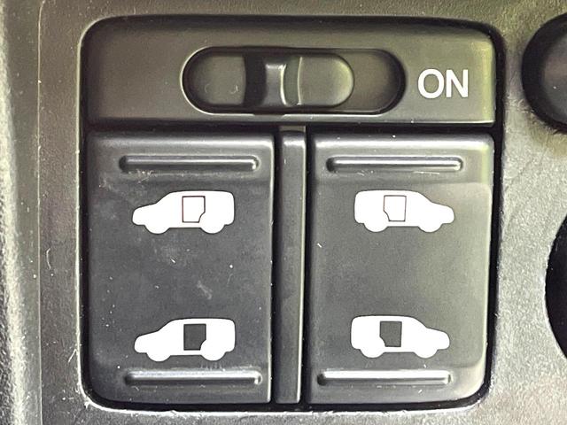 フリードハイブリッド ジャストセレクション　禁煙車　後席モニター　両側電動スライドドア　ナビ　バックカメラ　ＥＴＣ　Ｂｌｕｅｔｏｏｔｈ再生　ハーフレザーシート　ＨＩＤヘッドライト　クルーズコントロール　スマートキー　地デジ　盗難防止装置（3枚目）