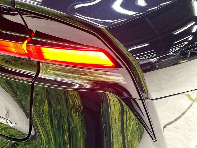 プリウス Ｚ　禁煙車　ガラスルーフ　衝突軽減システム　レーダークルーズ　純正１２インチナビ　バックカメラ　フルセグ　ドラレコ　ＥＴＣ　Ｂｌｕｅｔｏｏｔｈ　シートベンチレーション　ブラインドスポットモニター（54枚目）