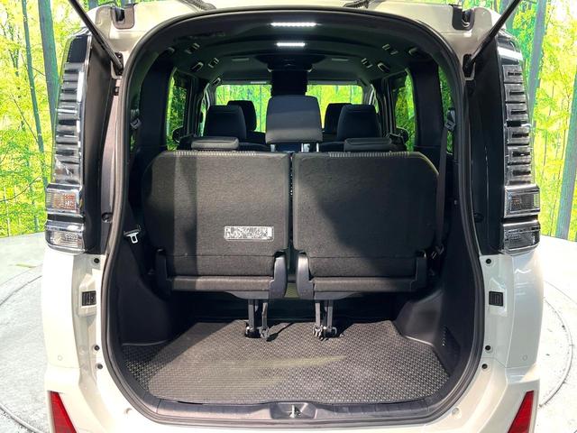 ���i�̂���������ʋ΁A���}���ɏ\���ȉ׎��X�y�[�X���m�ۂ��Ă���܂��B�T�[�h�V�[�g�𒵂ˏグ��ƁA�傫�ȉו��̐ύڂ��\�ł���