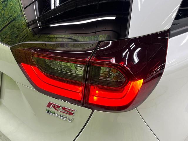 フィット ｅ：ＨＥＶ　ＲＳ　禁煙車　ホンダセンシング　アダプティブクルーズ　９型ホンダコネクト　バックカメラ　フルセグ　ドライブレコーダー　ＥＴＣ２．０　Ｂｌｕｅｔｏｏｔｈ　ハーフレザーシート　ＬＥＤヘッド　クリアランスソナー（28枚目）