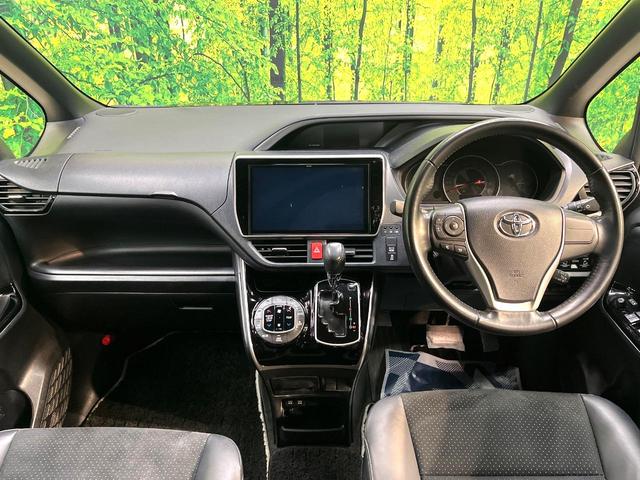ヴォクシー ＺＳ　煌ＩＩＩ　禁煙車　両側電動スライドドア　純正ＳＤナビ　後席モニター　衝突被害軽減システム　ハーフレザーシート　ドラレコ　コーナーセンサー　スマートキー　ＬＥＤヘッド　ＥＴＣ　クルコン（2枚目）
