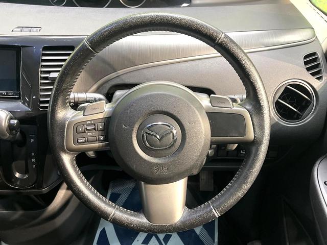 �C���e���A�ɍ��킹���f�U�C���̃X�e�A�����O�́A�^�]�������̂��Ƃ��l���A�^�]���₷���`��A�傫���ł��B�����x�A���ۂɐG���Ă��m���߂��������B