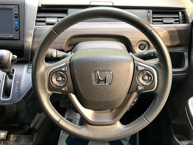 �C���e���A�ɍ��킹���f�U�C���̃X�e�A�����O�́A�^�]�������̂��Ƃ��l���A�^�]���₷���`��A�傫���ł��B�����x�A���ۂɐG���Ă��m���߂��������B