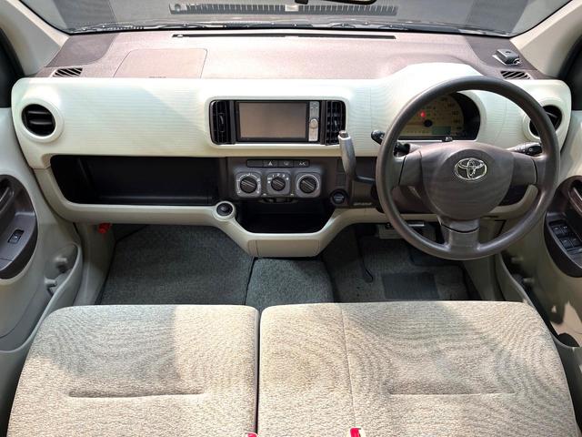 パッソ Ｘ　ユルリ　禁煙車　純正ナビ　ＥＴＣ　スマートキー　盗難防止装置　プライバシーガラス　ＣＤ／ＤＶＤ再生　電動格納ドアミラー　トラクションコントロール　ヘッドライトレベライザー　アームレスト（2枚目）