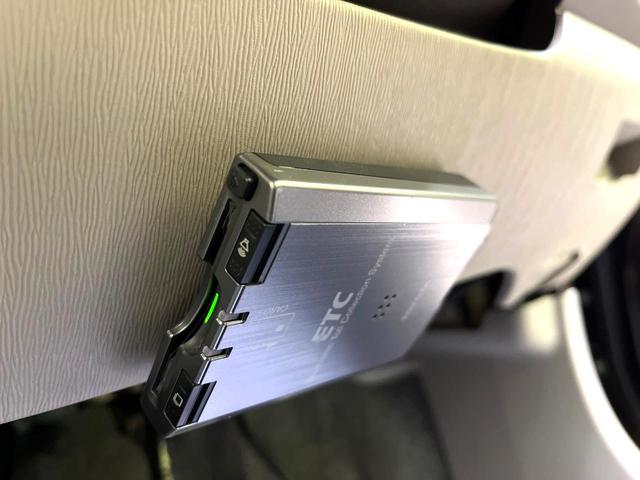 パッソ Ｘ　ユルリ　禁煙車　純正ナビ　ＥＴＣ　スマートキー　盗難防止装置　プライバシーガラス　ＣＤ／ＤＶＤ再生　電動格納ドアミラー　トラクションコントロール　ヘッドライトレベライザー　アームレスト（4枚目）