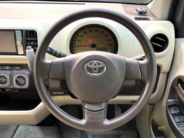 パッソ Ｘ　ユルリ　禁煙車　純正ナビ　ＥＴＣ　スマートキー　盗難防止装置　プライバシーガラス　ＣＤ／ＤＶＤ再生　電動格納ドアミラー　トラクションコントロール　ヘッドライトレベライザー　アームレスト（11枚目）