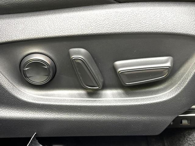 カローラクロス ハイブリッド　Ｚ　禁煙車　衝突軽減システム　レーダークルーズ　ナビ付ディスプレイオーディオ　全周囲カメラ　フルセグ　ＥＴＣ　ｂｌｕｅｔｏｏｔｈ再生　シートヒータ　パワーシート　ハーフレザーシート　パワーバックドア（29枚目）