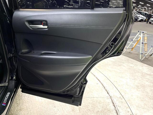 カローラクロス ハイブリッド　Ｚ　禁煙車　衝突軽減システム　レーダークルーズ　ナビ付ディスプレイオーディオ　全周囲カメラ　フルセグ　ＥＴＣ　ｂｌｕｅｔｏｏｔｈ再生　シートヒータ　パワーシート　ハーフレザーシート　パワーバックドア（72枚目）