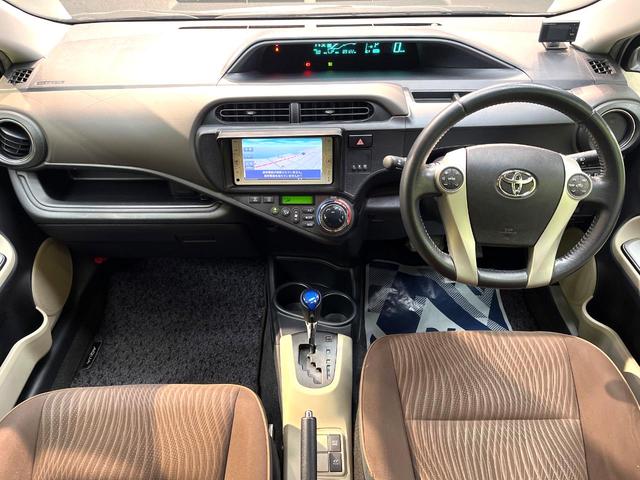 アクア Ｇ　純正ナビ　禁煙車　ドライブレコーダー　スマートキー　ＥＴＣ　オートライト　オートエアコン　ＣＤ再生　地デジＴＶ　ステアリングスイッチ　横滑り防止装置　プライバシーガラス　電動格納ドアミラー（2枚目）