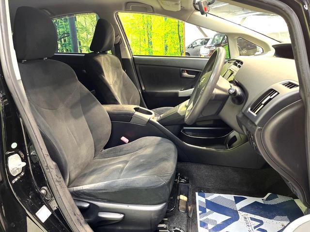 プリウス Ｓ　ＳＤナビ　禁煙車　スマートキー　ＨＩＤヘッド　オートライト　オートエアコン　Ｂｌｕｅｔｏｏｔｈ再生　ＣＤ／ＤＶＤ再生　地デジＴＶ　ステアリングスイッチ　横滑り防止装置　電動格納ドアミラー　盗難防止装置（8枚目）