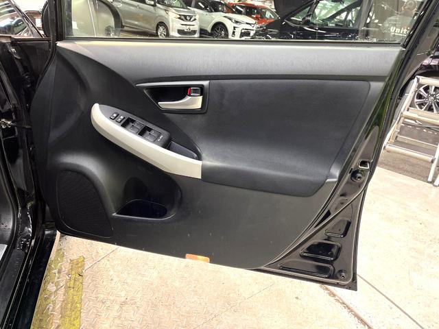 プリウス Ｓ　ＳＤナビ　禁煙車　スマートキー　ＨＩＤヘッド　オートライト　オートエアコン　Ｂｌｕｅｔｏｏｔｈ再生　ＣＤ／ＤＶＤ再生　地デジＴＶ　ステアリングスイッチ　横滑り防止装置　電動格納ドアミラー　盗難防止装置（44枚目）