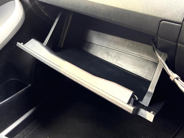 プリウス Ｓ　ＳＤナビ　禁煙車　スマートキー　ＨＩＤヘッド　オートライト　オートエアコン　Ｂｌｕｅｔｏｏｔｈ再生　ＣＤ／ＤＶＤ再生　地デジＴＶ　ステアリングスイッチ　横滑り防止装置　電動格納ドアミラー　盗難防止装置（46枚目）