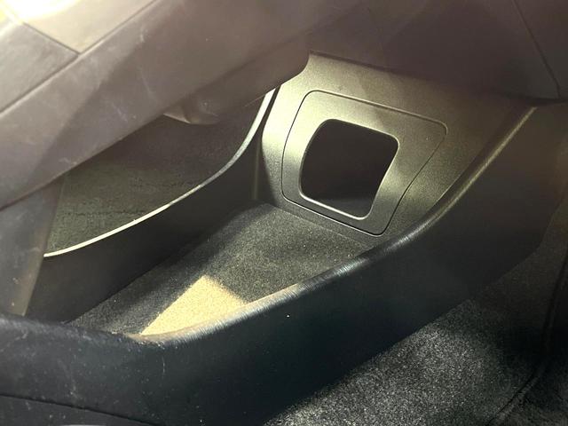 プリウス Ｓ　ＳＤナビ　禁煙車　スマートキー　ＨＩＤヘッド　オートライト　オートエアコン　Ｂｌｕｅｔｏｏｔｈ再生　ＣＤ／ＤＶＤ再生　地デジＴＶ　ステアリングスイッチ　横滑り防止装置　電動格納ドアミラー　盗難防止装置（49枚目）