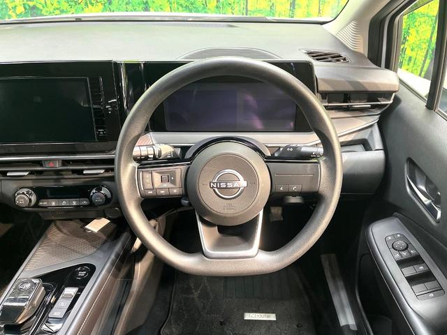 �C���e���A�ɍ��킹���f�U�C���̃X�e�A�����O�́A�^�]�������̂��Ƃ��l���A�^�]���₷���`��A�傫���ł��B�����x�A���ۂɐG���Ă��m���߂��������B