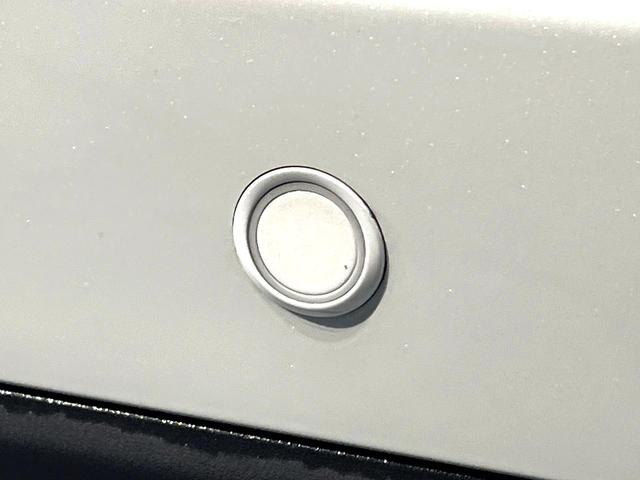 カローラ ハイブリッド　ダブルバイビー　純正１０．５インチナビ　バックカメラ　衝突軽減装置　レーダークルーズコントロール　禁煙車　ハーフレザーシート　コーナーセンサー　スマートキー　ブラインドスポットモニター　車線逸脱警報　ＥＴＣ（24枚目）