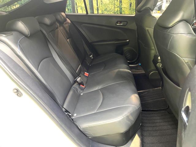 プリウス Ｓツーリングセレクション　禁煙車　モデリスタフルエアロ　純正９インチＳＤナビ　バックカメラ　衝突被害軽減システム　レーダークルーズ　レザーシート　ドラレコ　コーナーセンサー　スマートキー　ビルトインＥＴＣ　純正１７インチアルミ（9枚目）