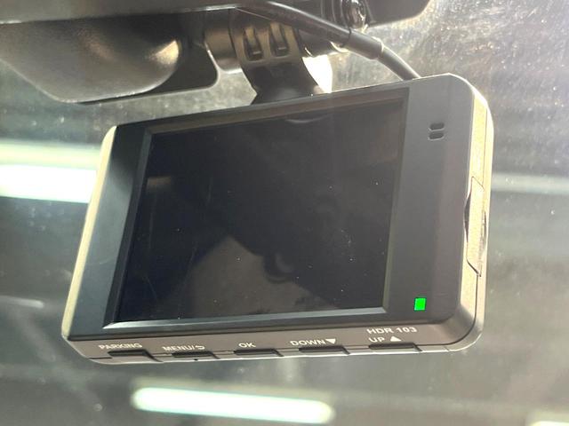 スカイライン ３５０ＧＴ　ハイブリッド　タイプＰ　禁煙車　メーカー純正８型ナビ　全周囲カメラ　衝突被害軽減システム　レーダークルーズ　ドラレコ　ＥＴＣ　Ｂｌｕｅｔｏｏｔｈ　ＬＥＤヘッドライト　シートヒーター　純正１７インチアルミ　オートライト（8枚目）