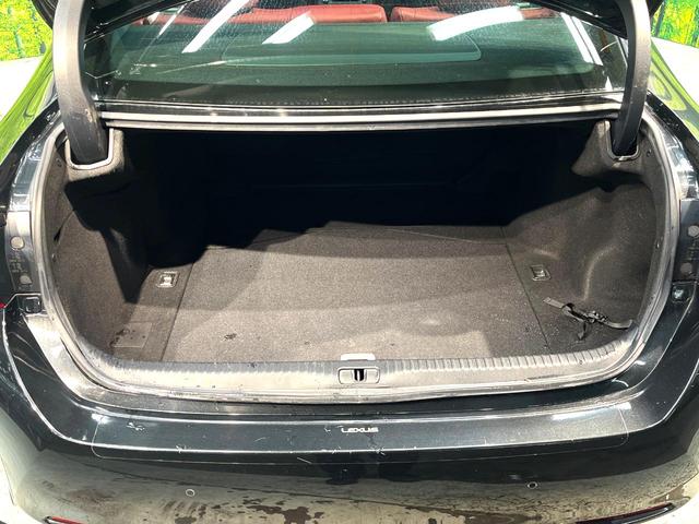 ���i�̂���������ʋ΁A���}���ɏ\���ȉ׎��X�y�[�X���m�ۂ��Ă���܂��B�傫�ȉו��̐ύڂ��\�ł���