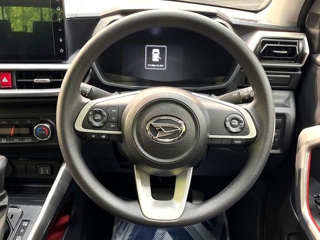 �C���e���A�ɍ��킹���f�U�C���̃X�e�A�����O�́A�^�]�������̂��Ƃ��l���A�^�]���₷���`��A�傫���ł��B�����x�A���ۂɐG���Ă��m���߂��������B