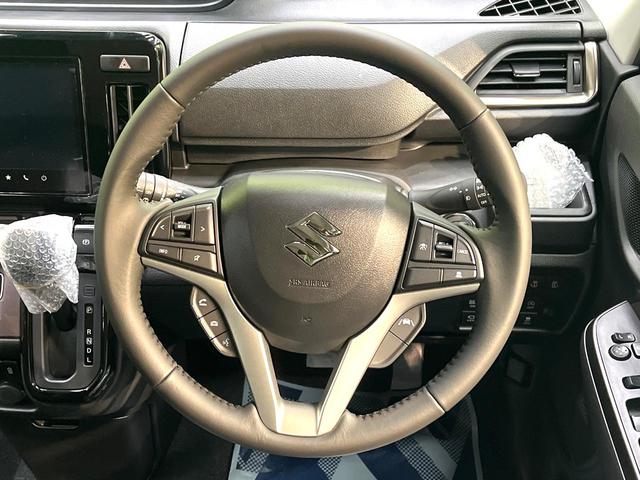 �C���e���A�ɍ��킹���f�U�C���̃X�e�A�����O�́A�^�]�������̂��Ƃ��l���A�^�]���₷���`��A�傫���ł��B�����x�A���ۂɐG���Ă��m���߂��������B