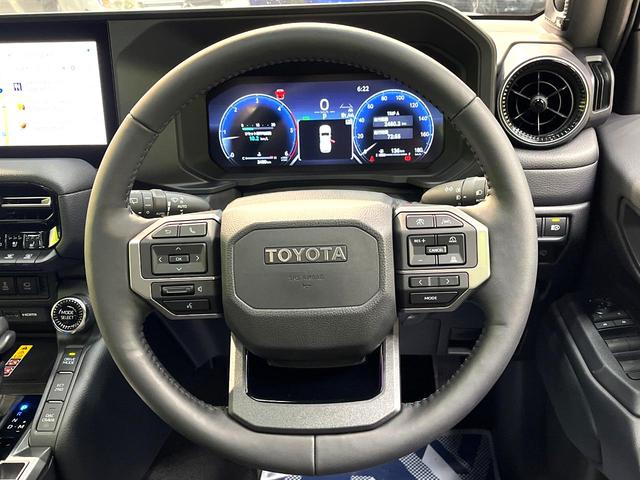 �C���e���A�ɍ��킹���f�U�C���̃X�e�A�����O�́A�^�]�������̂��Ƃ��l���A�^�]���₷���`��A�傫���ł��B�����x�A���ۂɐG���Ă��m���߂��������B