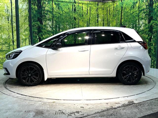 フィット e:HEVホーム 20周年特別仕様車 メゾン 禁煙車 純正8型ナビ バックカメラ 衝突被害軽減システム レーダークルーズ ETC フルセグ コーナーセンサー スマートキー LEDヘッド 純正16インチアルミ オートハイビーム 車線逸脱警報(29枚目)