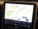 【メーカー純正9.8型ナビ】インテリアに溶け込むスタイリッシュな「専用設計」メーカーナビを装備♪視認性や操作性など基本性能にも優れ、より上質なカーライフをお楽しみいただけます。