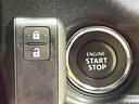 【キーレススタートシステム】カバンやポケットに入れたままでもドアの施錠・解錠が可能なスマートキーを装備。エンジンのオン・オフ時もカギを取り出す必要が無いからとっても便利です♪