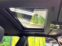 【サンルーフ】開放感たっぷりの希少装備、サンルーフが装着されています！車内に明かりを取り入れたり景色を楽しむ以外にも、車内の空気も簡単に換気できて快適です！