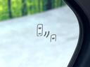 【ブラインドスポットモニター】走行中、ドアミラーの死角になりやすい箇所に後続車が接近するとサイドミラーのレンズに警告を表示!ドライバーに注意喚起をしてくれます。