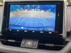 【バックカメラ】駐車時に後方がリアルタイム映像で確認できます。大型商業施設や立体駐車場での駐車時や、夜間のバック時に大活躍！運転スキルに関わらず、今や必須となった装備のひとつです！ 4