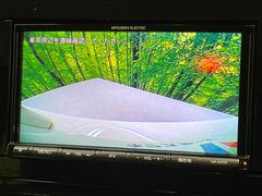 【バックカメラ】駐車時に後方がリアルタイム映像で確認できます。大型商業施設や立体駐車場での駐車時や、夜間のバック時に大活躍！運転スキルに関わらず、今や必須となった装備のひとつです！ 4