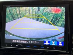 【バックカメラ】駐車時に後方がリアルタイム映像で確認できます。大型商業施設や立体駐車場での駐車時や、夜間のバック時に大活躍！運転スキルに関わらず、今や必須となった装備のひとつです！ 4