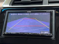 【バックカメラ】駐車時に後方がリアルタイム映像で確認できます。大型商業施設や立体駐車場での駐車時や、夜間のバック時に大活躍！運転スキルに関わらず、今や必須となった装備のひとつです！ 4