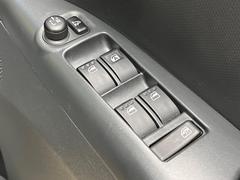 【電動格納ミラー】サイドミラーは電動格納式となっており、狭い駐車場でもキズがつくリスクを抑えられます。 7