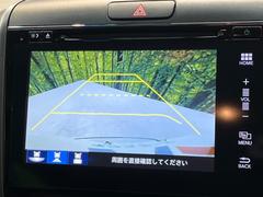 【バックカメラ】駐車時に後方がリアルタイム映像で確認できます。大型商業施設や立体駐車場での駐車時や、夜間のバック時に大活躍！運転スキルに関わらず、今や必須となった装備のひとつです！ 4