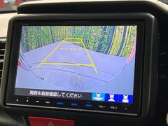 【バックカメラ】駐車時に後方がリアルタイム映像で確認できます。大型商業施設や立体駐車場での駐車時や、夜間のバック時に大活躍！運転スキルに関わらず、今や必須となった装備のひとつです！ 4