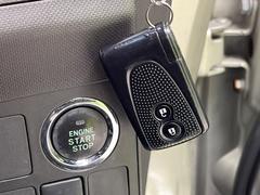 【アクセスキー＆プッシュスタート】カバンやポケットに入れたままでもドアの施錠・解錠が可能なスマートキーを装備。エンジンのオン・オフ時もカギを取り出す必要が無く、ボタンをプッシュするだけでＯＫ♪ 3