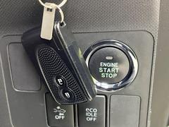 【アクセスキー＆プッシュスタート】カバンやポケットに入れたままでもドアの施錠・解錠が可能なスマートキーを装備。エンジンのオン・オフ時もカギを取り出す必要が無く、ボタンをプッシュするだけでＯＫ♪ 5